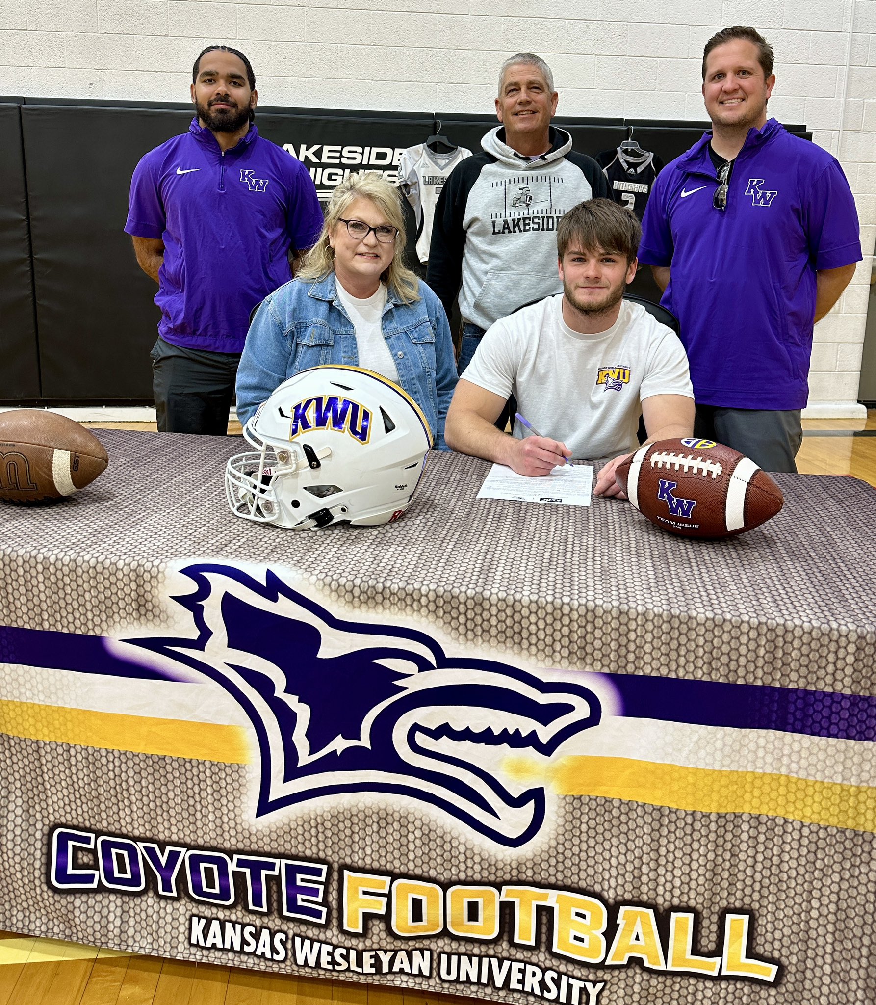 Front Row (L to R): Mom Jennifer Kresin, Ian Kresin
Back Row (L to R): KWU Assistant Coach Jacob Brown, Dad Joe Kresin, KWU Head Coach Matt Myers
(Photo courtesy @lakesideknights on X)