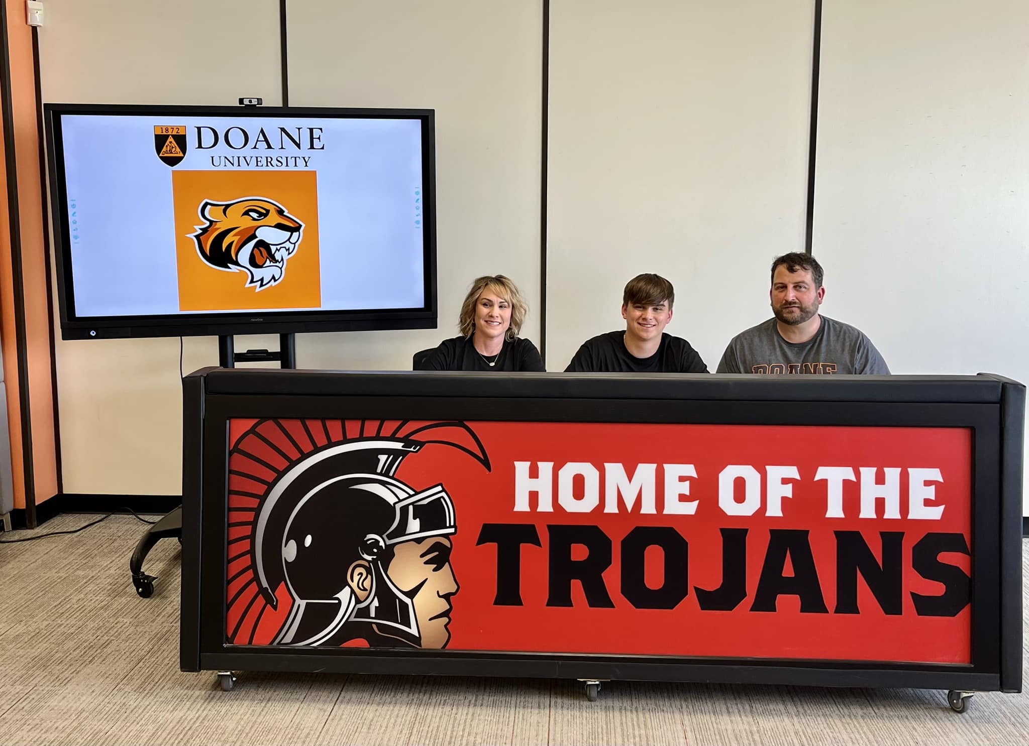 Mears pictured with his parents Jen and Alex Mears. (Photo courtesy of Beloit Jr./Sr. High School Facebook Page)